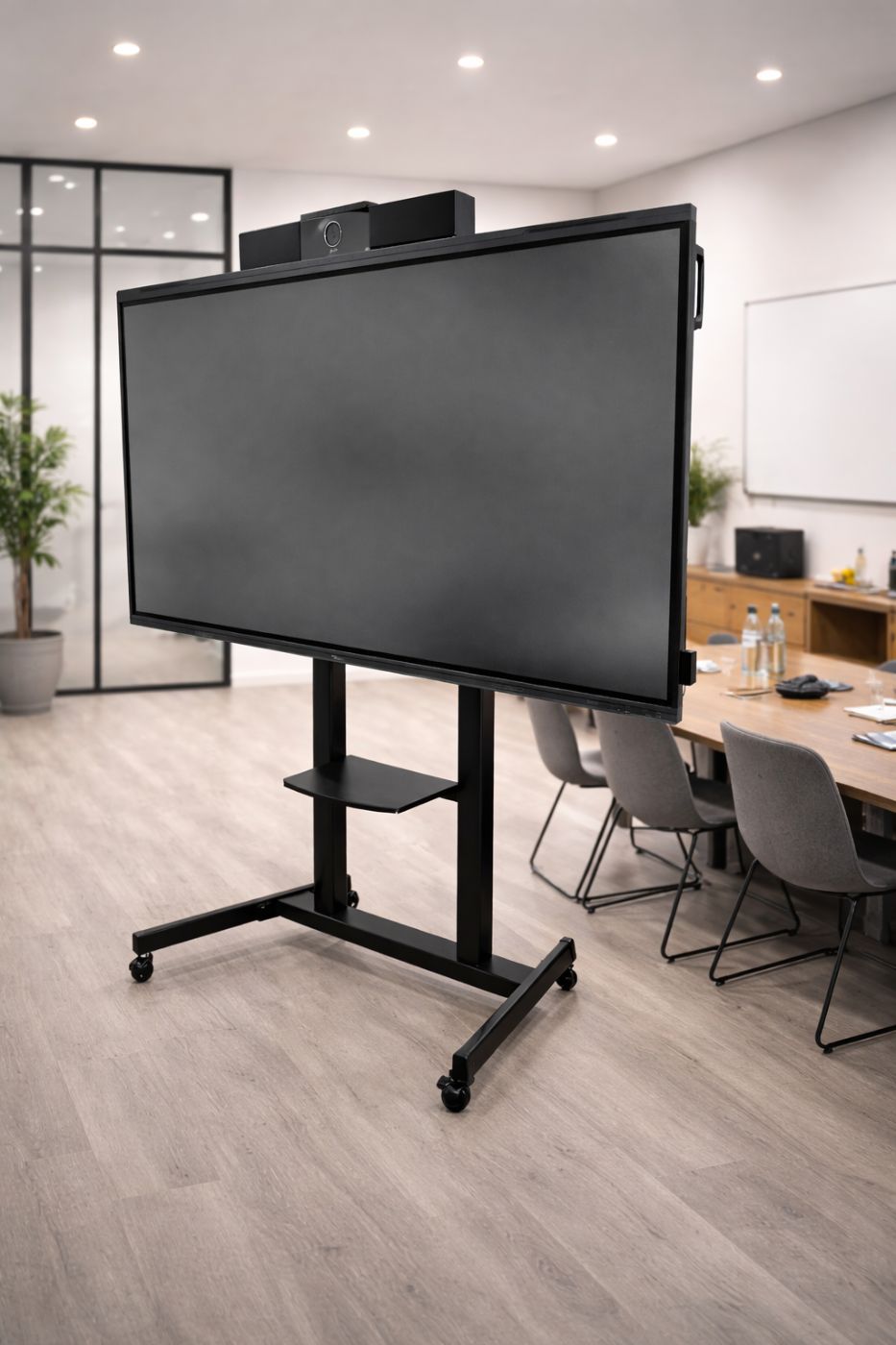 Mötesrum med stor skärm och konferensbord