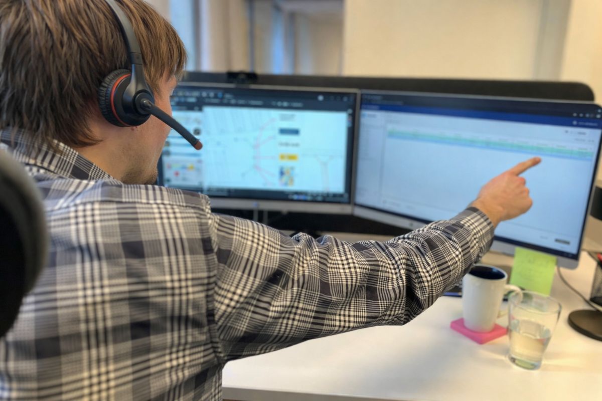 Albia-medarbetare som ger IT-support